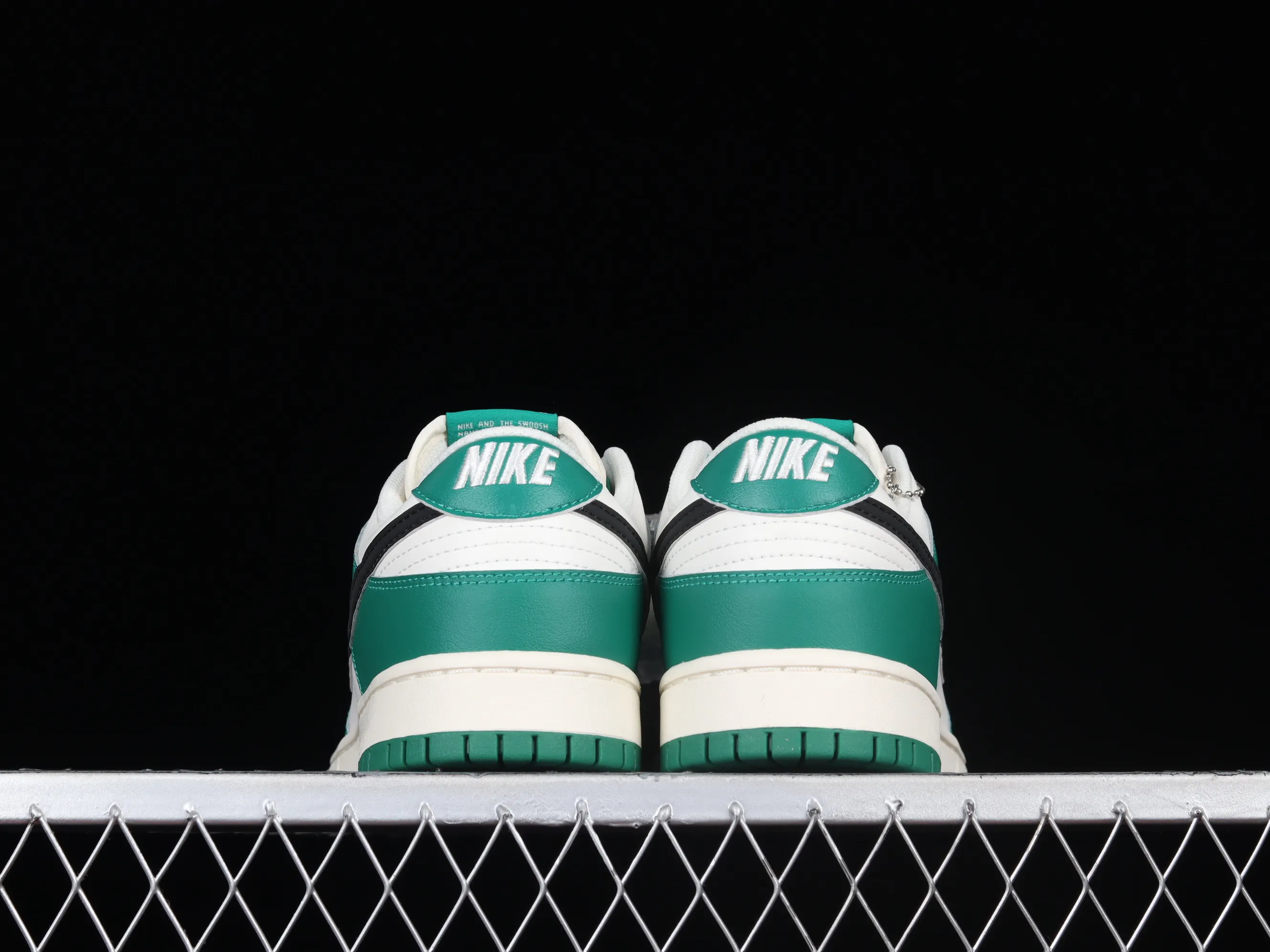 All Categories Nk SB Dunk Series Nk SB Dunk Low Low-top Sneakers #ZG Version Nk SB Dunk Low "Lottery" Heineken Color SB Smashing Backboard Fashion Casual Sneakers DR9654-100